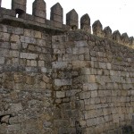 Ab hier sieht man die von Reitern bewachte Stadtmauer ( Graswuchs ) von 3m Breite